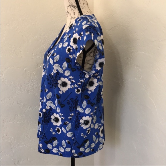 Hilary Radley V-Neck Floral Top 
Short Sleeve
Size Medium - Picture 4 of 7